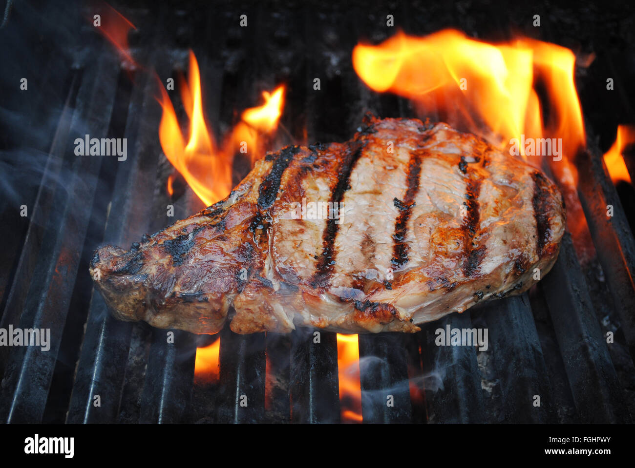 Cuisson de la flamme d'un steak de Bœuf maigre Banque D'Images