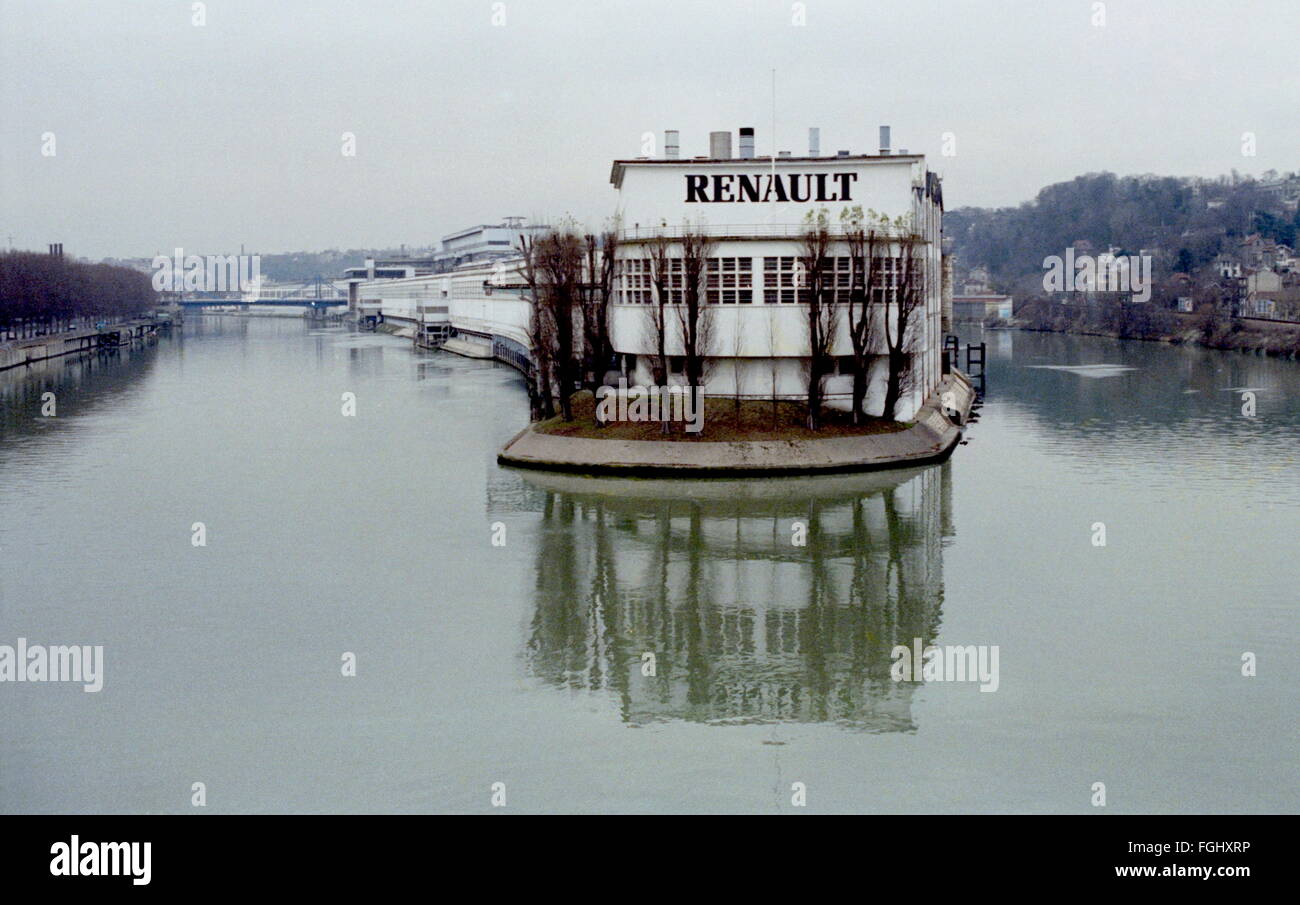 AJAXNETPHOTO. 1990. PARIS,FRANCE. - RENAULT ILE SEGUIN, BOULOGNE-BILLANCOURT - L'USINE DE CAMIONS ET VOITURES RENAULT a dominé l'île DANS LA SEINE. Il a été démoli en 2005. PHOTO:JONATHAN EASTLAND/AJAX REF:1990 2 Banque D'Images