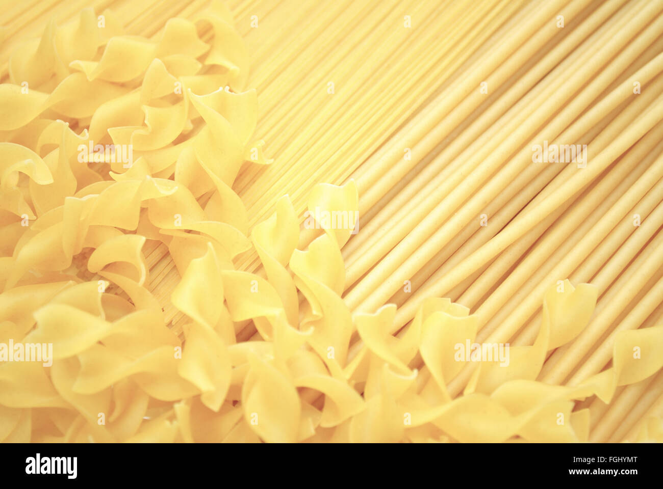 Pâtes et nouilles légèrement colorée au sol arrière Banque D'Images