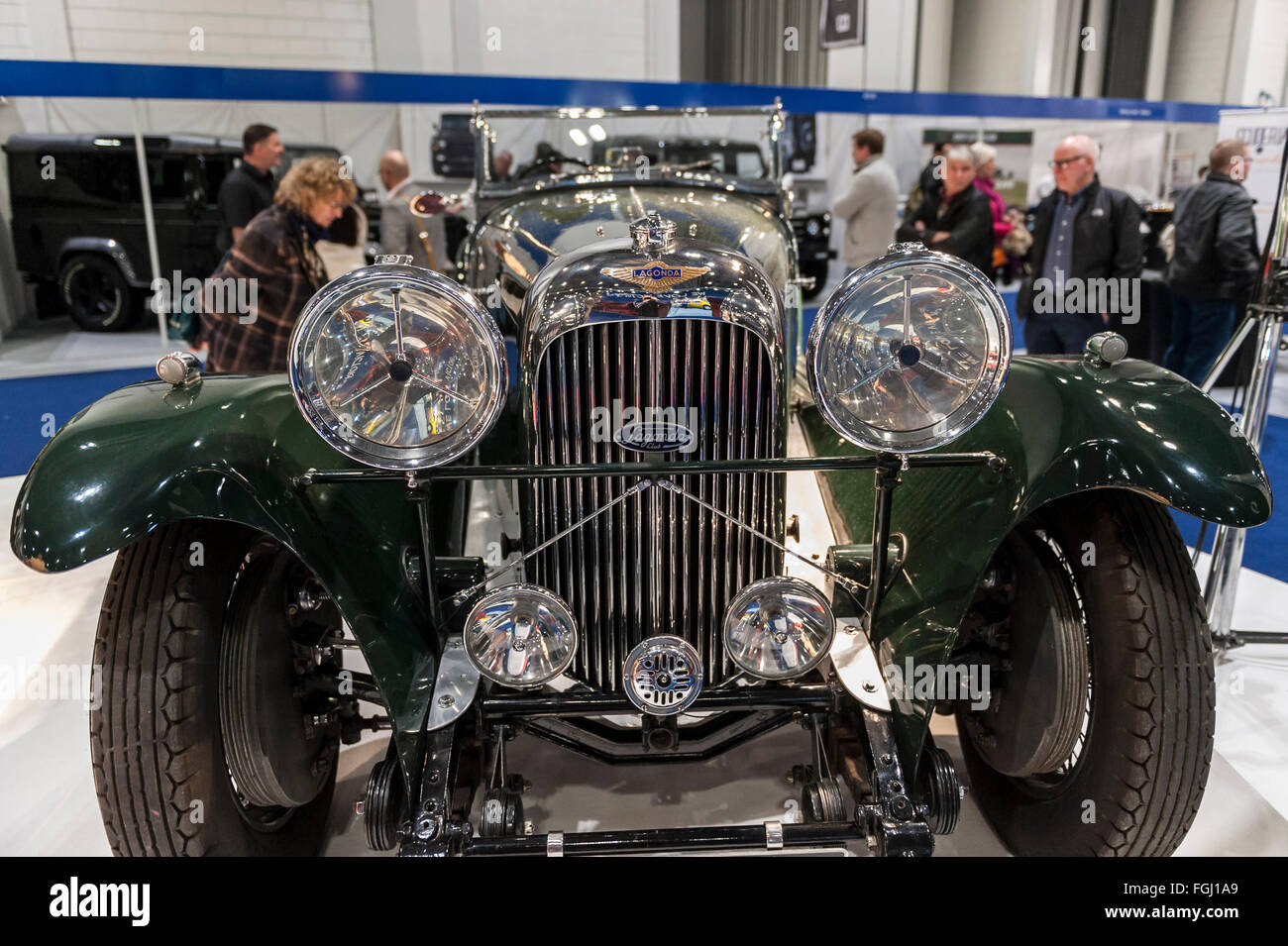 Londres, Royaume-Uni. 19 février 2016. 1933 Lagonda 45 UN T7 Tourer sur l'affichage comme visiteurs affluent à la London Classic Car Show au centre Excel dans les Docklands. Maintenant dans sa deuxième année, le salon offre aux visiteurs la chance de voir de près les véhicules classiques de ainsi que de voir une poignée d'être conduit dans le Grand Avenue des défilés. Crédit : Stephen Chung / Alamy Live News Banque D'Images