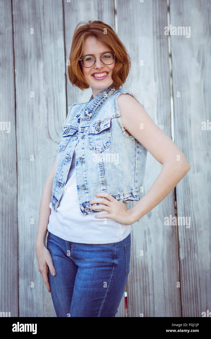 Smiling hipster femme sa main sur sa hanche Banque D'Images