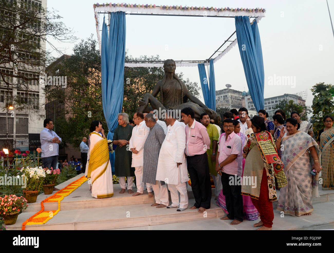 Kolkata, Inde. Feb 19, 2016. Le Ministre en chef du Bengale occidental Mamata Banerjee inauguré Basha Shaheed Smarak dans 21 Se Udyan (en face du Planétarium de Birla) à l'occasion de la Journée internationale de la langue maternelle. Basha Shaheed Smarak est un mémorial dédié aux martyrs du mouvement de Dhaka. © Saikat Paul/Pacific Press/Alamy Live News Banque D'Images