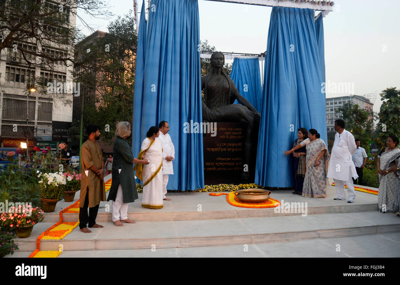 Kolkata, Inde. Feb 19, 2016. Le Ministre en chef du Bengale occidental Mamata Banerjee inauguré Basha Shaheed Smarak dans 21 Se Udyan (en face du Planétarium de Birla) à l'occasion de la Journée internationale de la langue maternelle. Basha Shaheed Smarak est un mémorial dédié aux martyrs du mouvement de Dhaka. © Saikat Paul/Pacific Press/Alamy Live News Banque D'Images