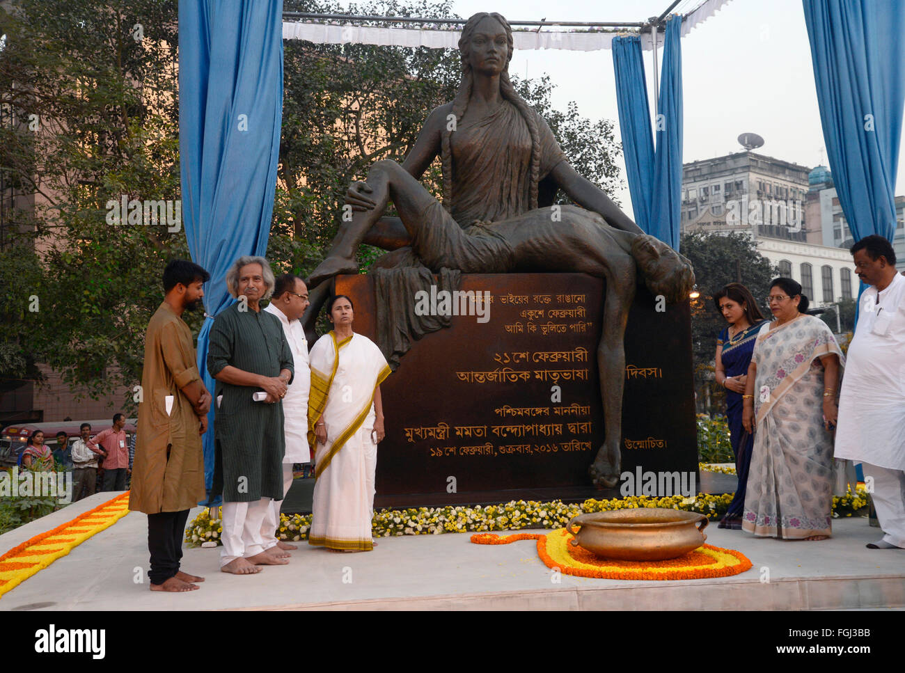 Kolkata, Inde. Feb 19, 2016. Le Ministre en chef du Bengale occidental Mamata Banerjee inauguré Basha Shaheed Smarak dans 21 Se Udyan (en face du Planétarium de Birla) à l'occasion de la Journée internationale de la langue maternelle. Basha Shaheed Smarak est un mémorial dédié aux martyrs du mouvement de Dhaka. © Saikat Paul/Pacific Press/Alamy Live News Banque D'Images