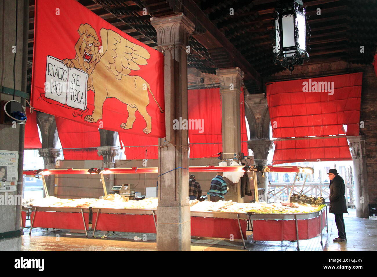 Le Rialto SE NO TOCA (Ne pas toucher le Rialto) protestation, marché aux poissons du Rialto, Campo de Pescheria, San Polo, Venise, Vénétie, Italie, Mer Adriatique, de l'Europe Banque D'Images