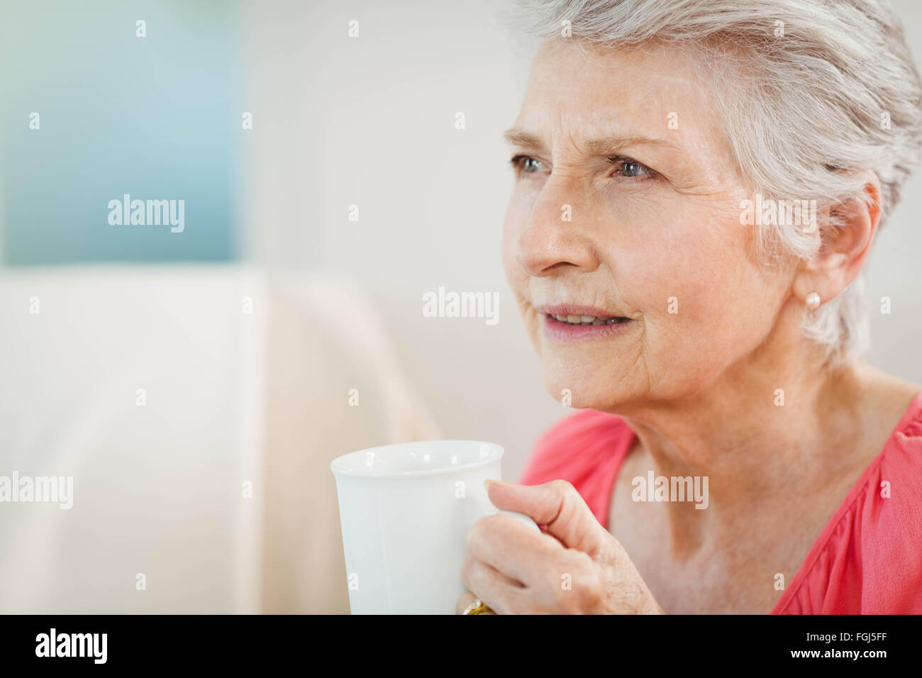 Hauts Femme buvant une tasse de café Banque D'Images