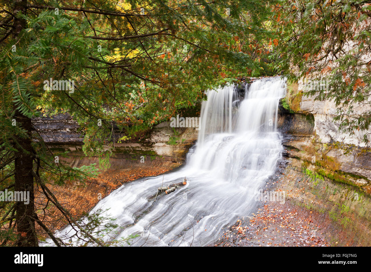 Rire Whitefish Falls près de Chatham Michigan dans la Péninsule Supérieure du Michigan. Couleurs d'automne Banque D'Images