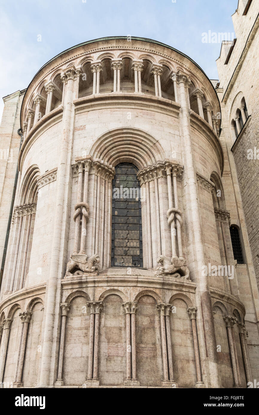 Détail de l'église de San Vigilio, Trento, Italie. Le style du temple est un clocher roman-lombard, mais reflète clairement l'influence gothique Banque D'Images