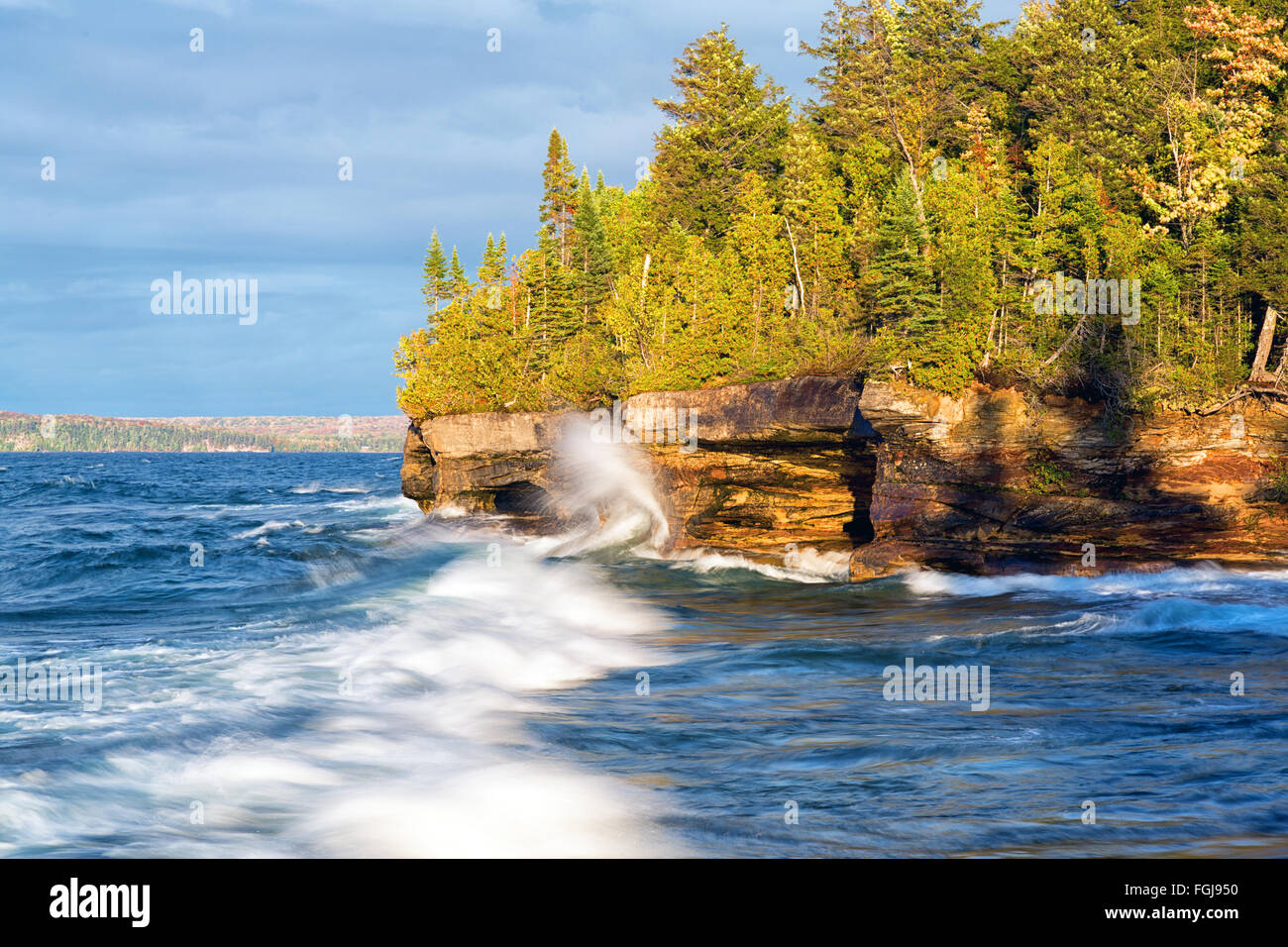 Les vagues déferlent sur un rivage rocailleux, sur le lac Supérieur près de Munising au Michigan Banque D'Images