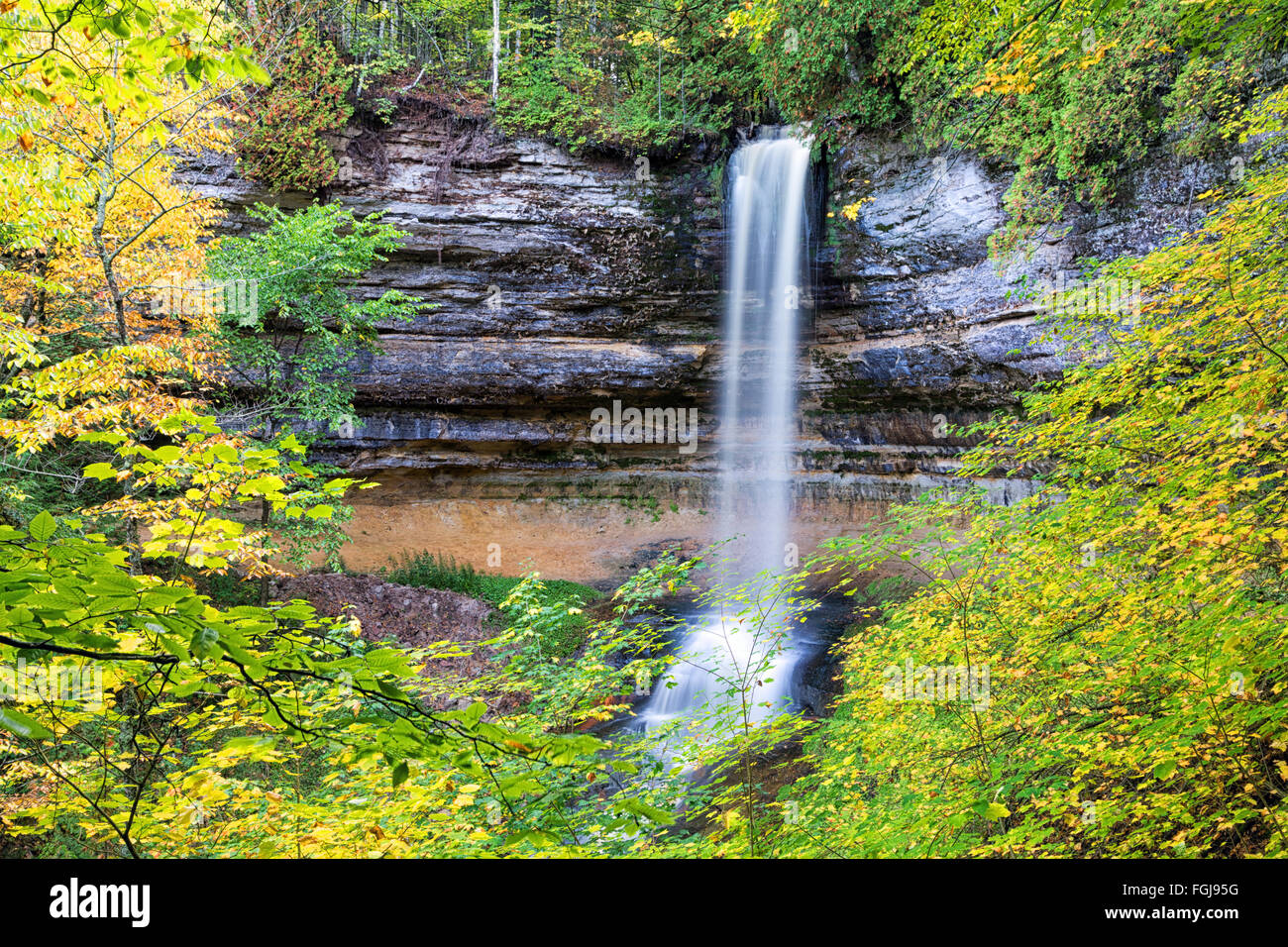 Mineurs Falls encadrée de feuillage de l'automne. À quelques minutes du centre-ville de Munising Michigan, près de Pictured Rocks Banque D'Images
