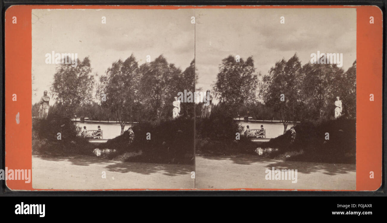 Photographie d'un étang à Eldridge Park à Elmira, New York, prise par J. H. Whitley. L'image met en évidence l'eau tranquille et la verdure environnante. Banque D'Images