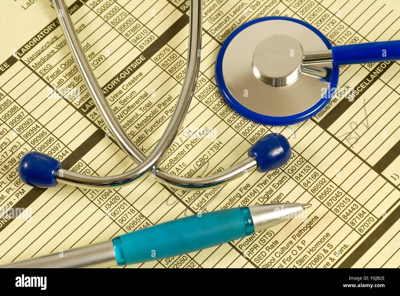 Documents patient with Stethoscope and Pen Banque D'Images