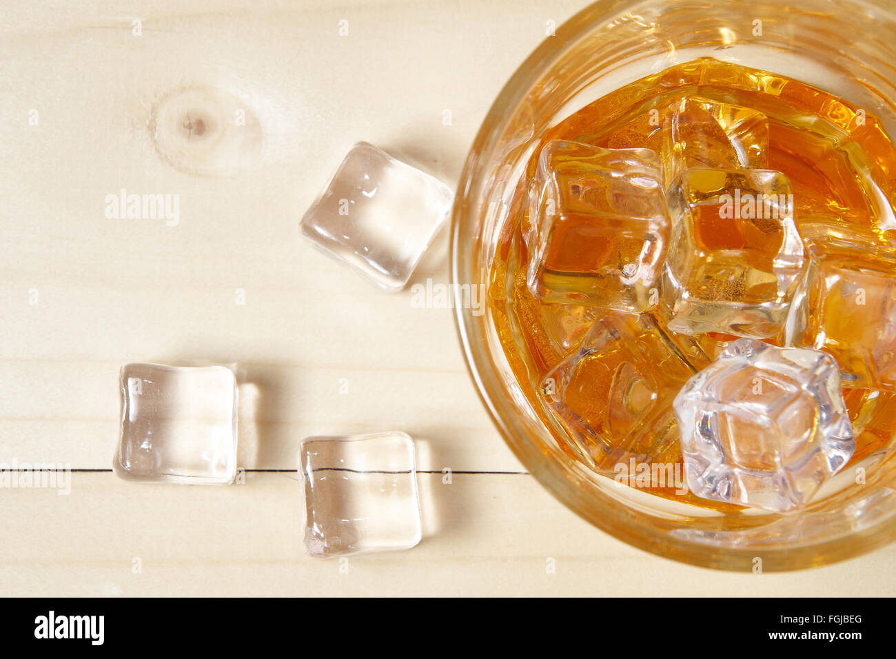 Verre de whisky avec de la glace sur une table en bois. Vue d'en haut Banque D'Images