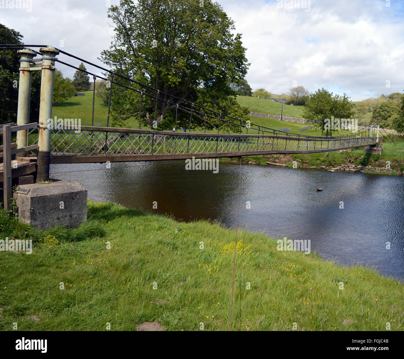 Passerelle sur la rivière Wharfe sur l'Dalesway Burnsall et près de Grassington Banque D'Images