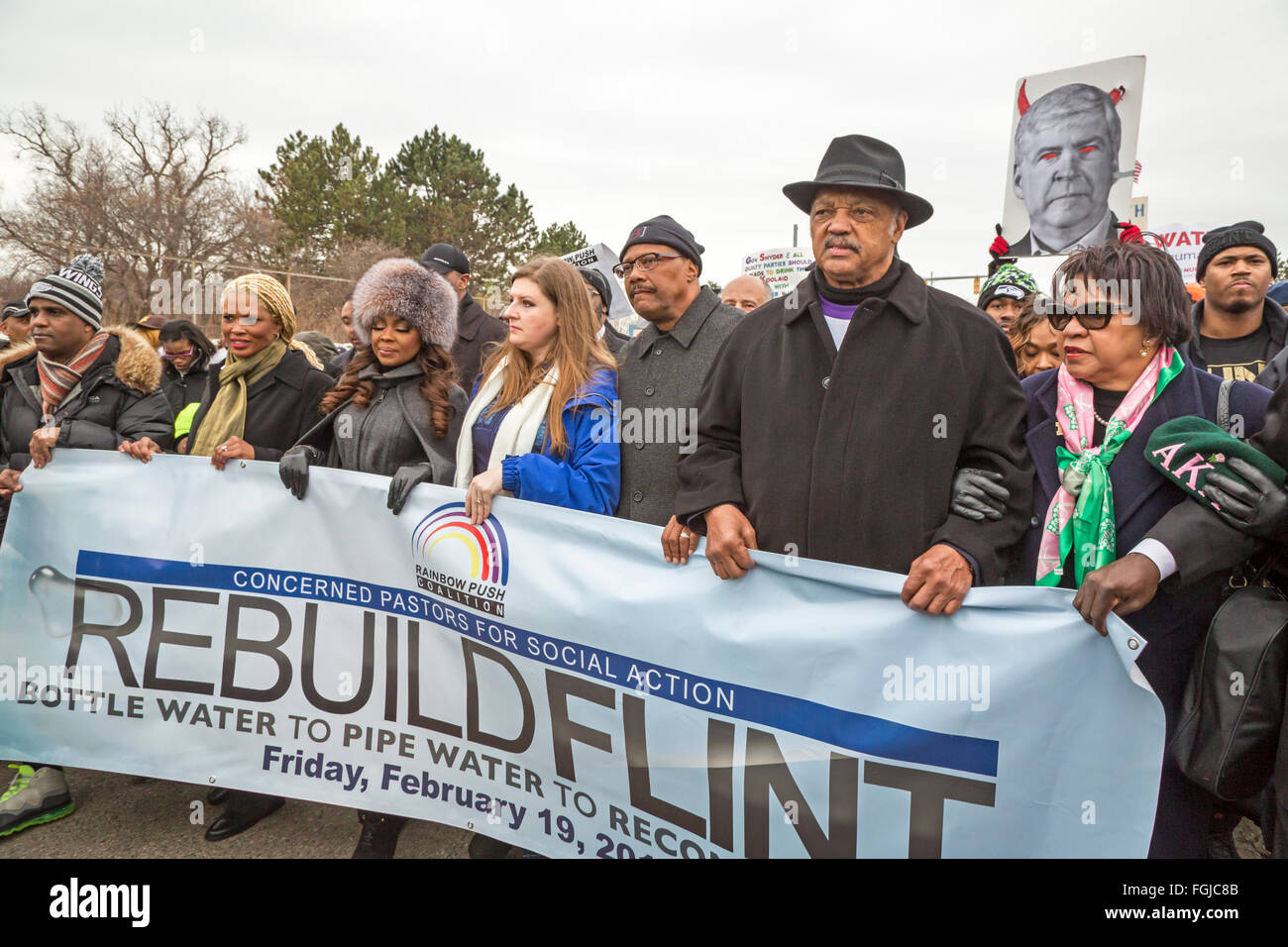 Flint, Michigan USA - 19 février 2016 - Les résidents ont marché sur le silex de la demande de traitement de l'eau pour la reconstruction de l'infrastructure des eaux. La marche a été dirigé par le révérend Jesse Jackson (droite, portant hat). Crédit : Jim West/Alamy Live News Banque D'Images