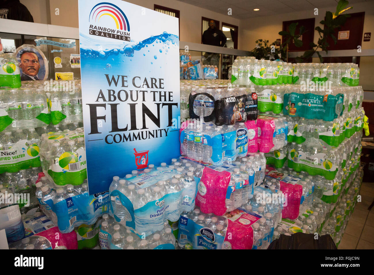 Flint, Michigan USA - 19 février 2016 - Don de l'eau embouteillée pour les résidents de silex au Metropolitan Baptist Church. Organisé par le révérend Jesse Jackson's Rainbow Coalition PUSH, les résidents ont défilé de l'église pour le silex de la demande de traitement de l'eau pour la reconstruction de l'infrastructure des eaux. Crédit : Jim West/Alamy Live News Banque D'Images