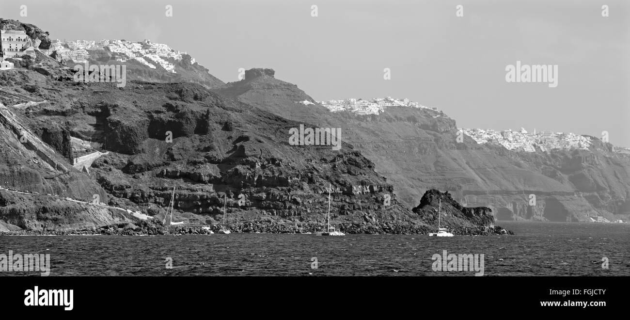 Santorin - Les falaises de calera avec les croisières avec l'Imerovigli et Skaros en arrière-plan. Banque D'Images