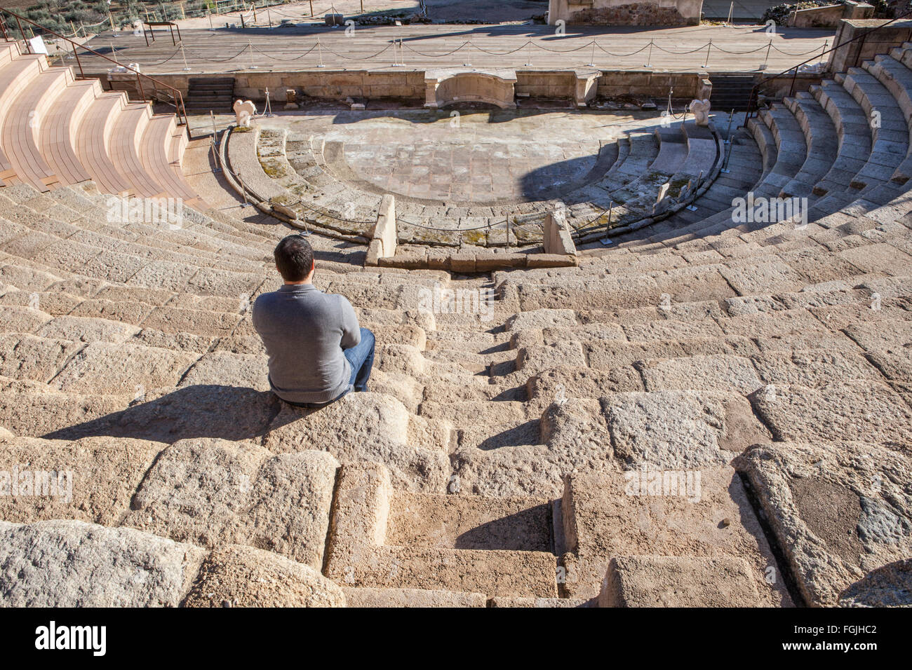 Touristes dans le théâtre romain de Medellin, en Espagne. Il est assis sur l'estrade bénéficiant d'une vue magnifique Banque D'Images