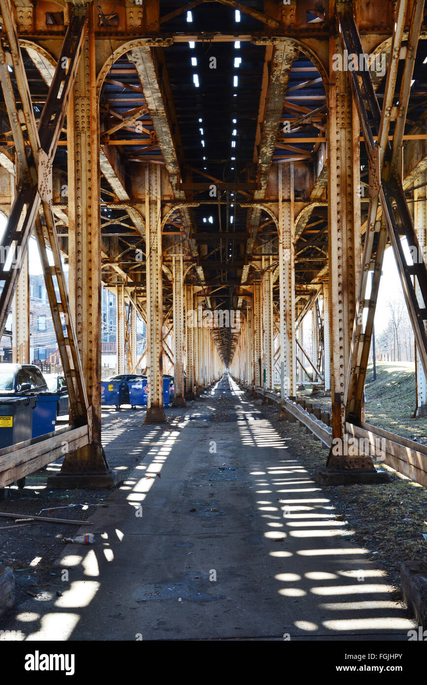 Une allée sous les voies ferrées de la gare de l'avenue Montrose à Chicago's Uptown quartier. Banque D'Images