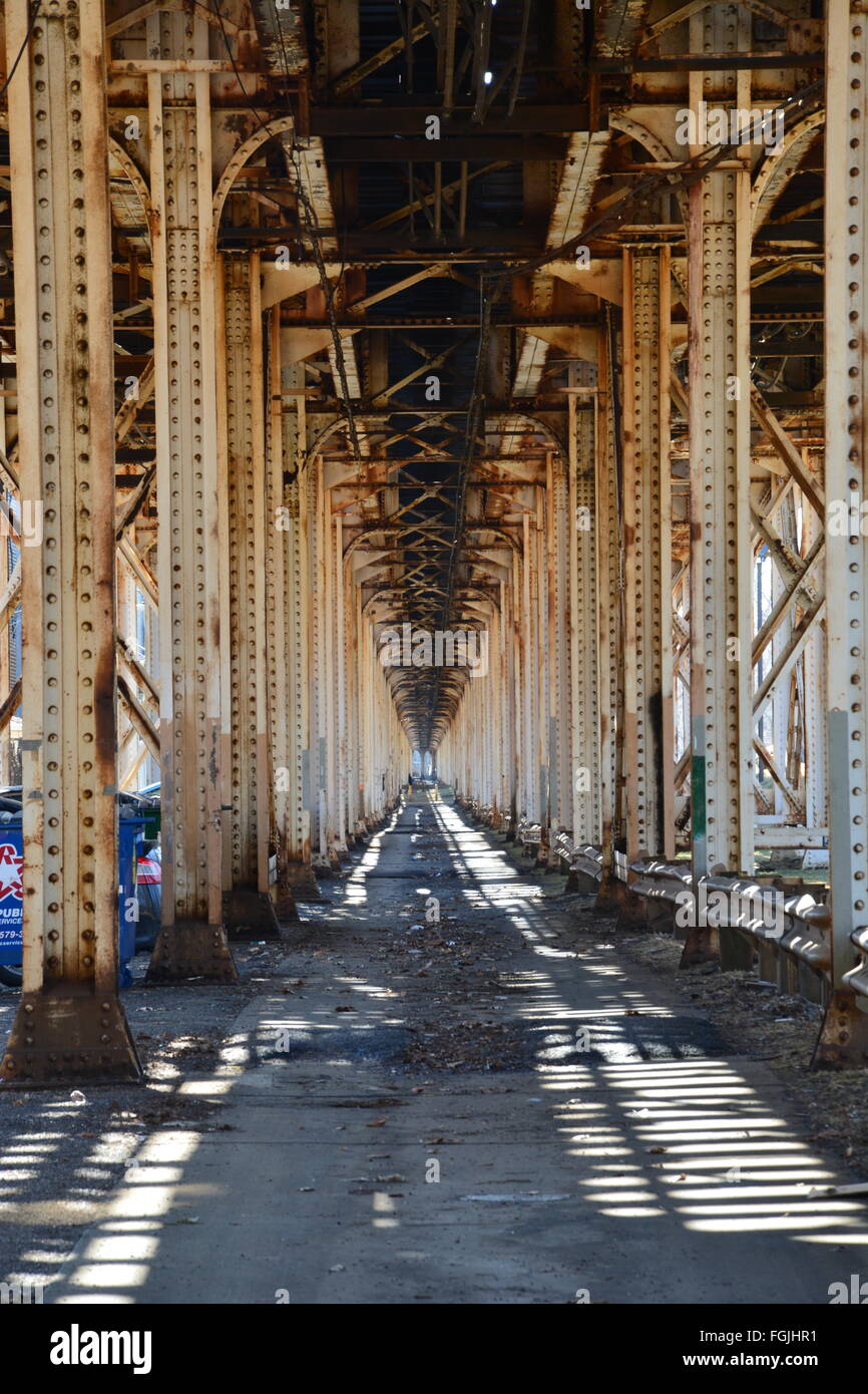 Une allée sous les voies ferrées de la gare de l'avenue Montrose à Chicago's Uptown quartier. Banque D'Images