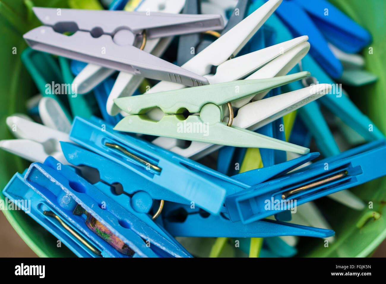 Une bande de couleur en plastique des pinces Banque D'Images