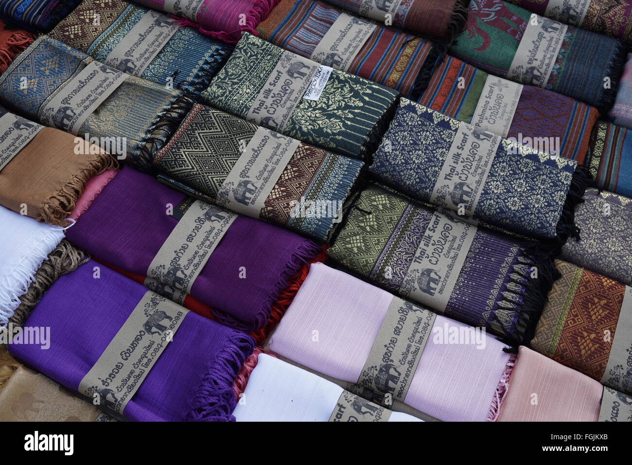 Foulards en soie thaïlandaise vendu au bazar de Chiang Mai Photo Stock -  Alamy