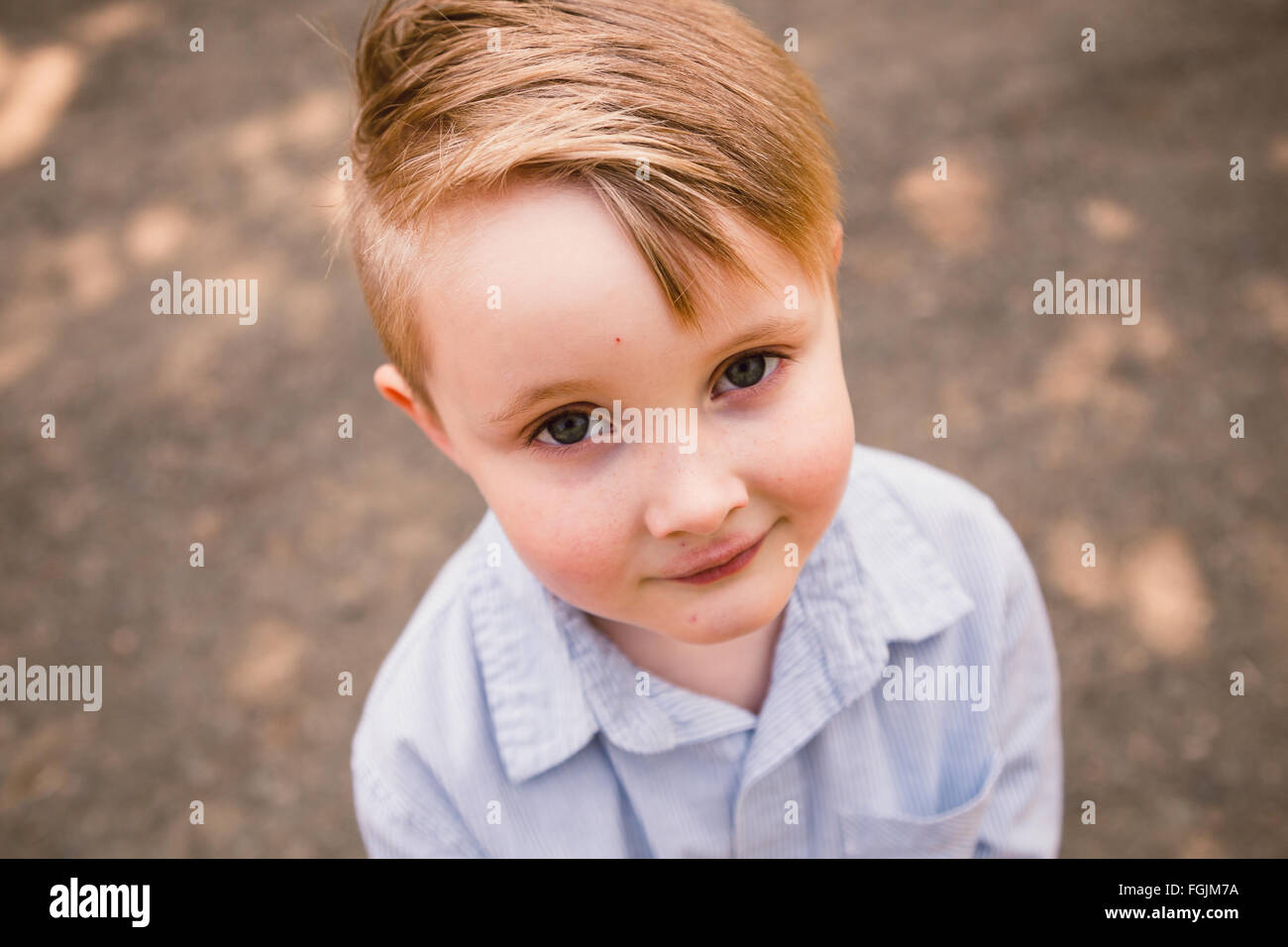 Jeune garçon à l'extérieur dans un style de portrait en lumière naturelle. Banque D'Images