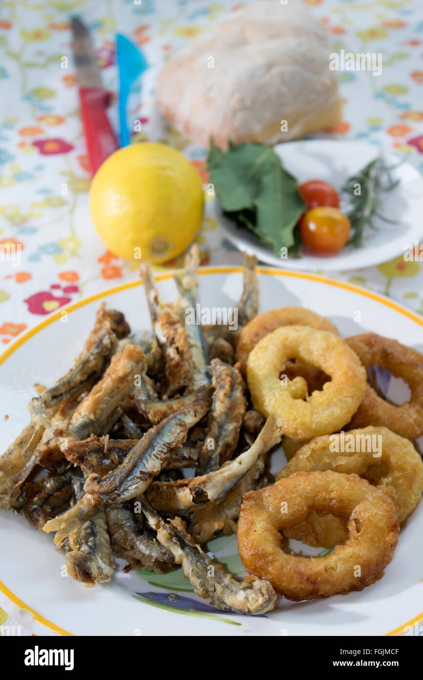 Et battues fried squid anneaux de filets d'anchois Banque D'Images