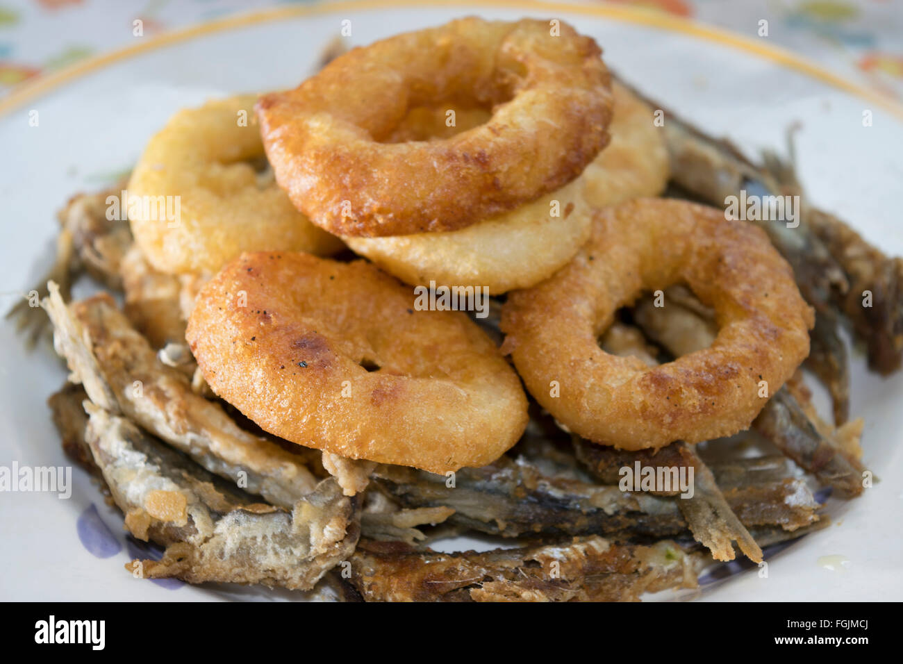 Et battues fried squid anneaux de filets d'anchois Banque D'Images