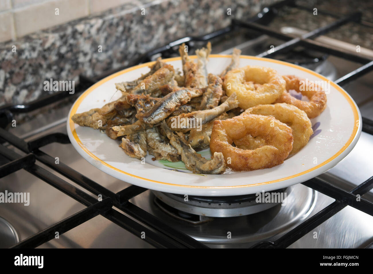 Et battues fried squid anneaux de filets d'anchois Banque D'Images