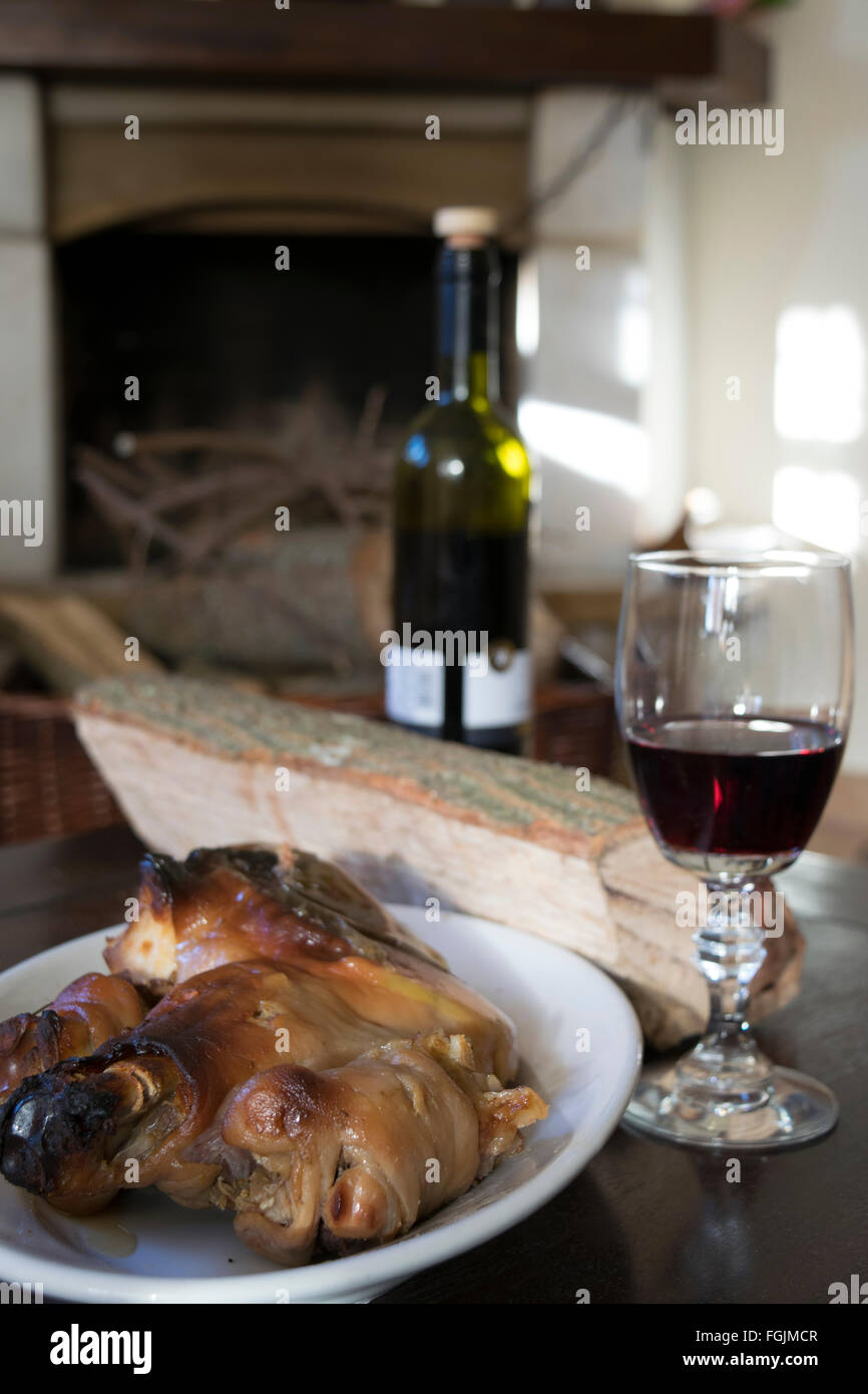 Porcelet Roti Manger autour de la cheminée avec le vin rouge et le porcelet rôti ...