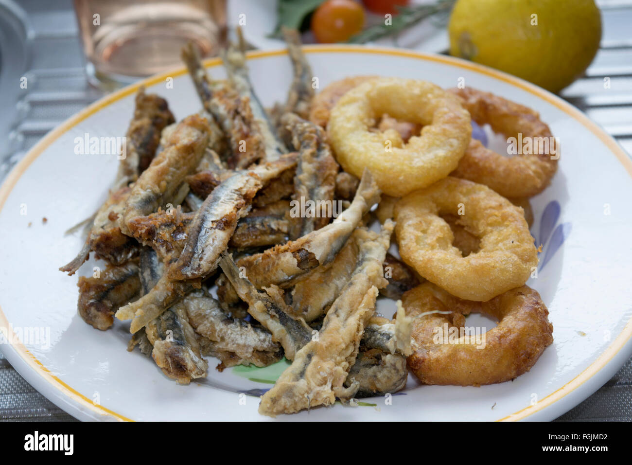 Les alevins de poissons mixtes avec des anneaux de calamars et les filets d'anchois Banque D'Images