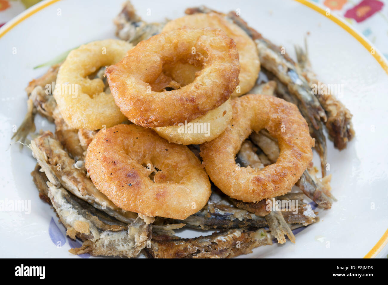 Et battues fried squid anneaux de filets d'anchois Banque D'Images