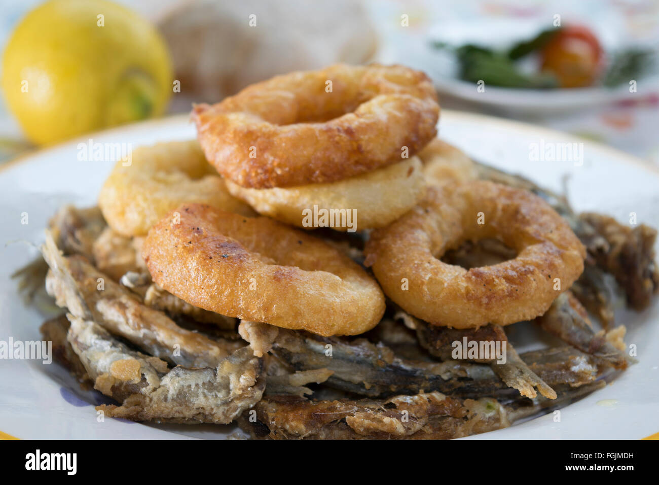 Et battues fried squid anneaux de filets d'anchois Banque D'Images