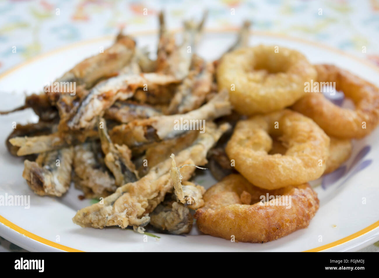 Les alevins de poissons mixtes avec des anneaux de calamars et les filets d'anchois Banque D'Images