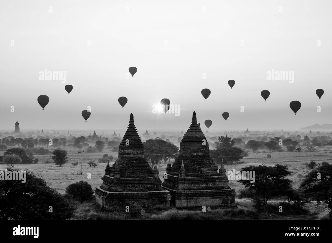La montgolfière au lever du soleil à Bagan Banque D'Images