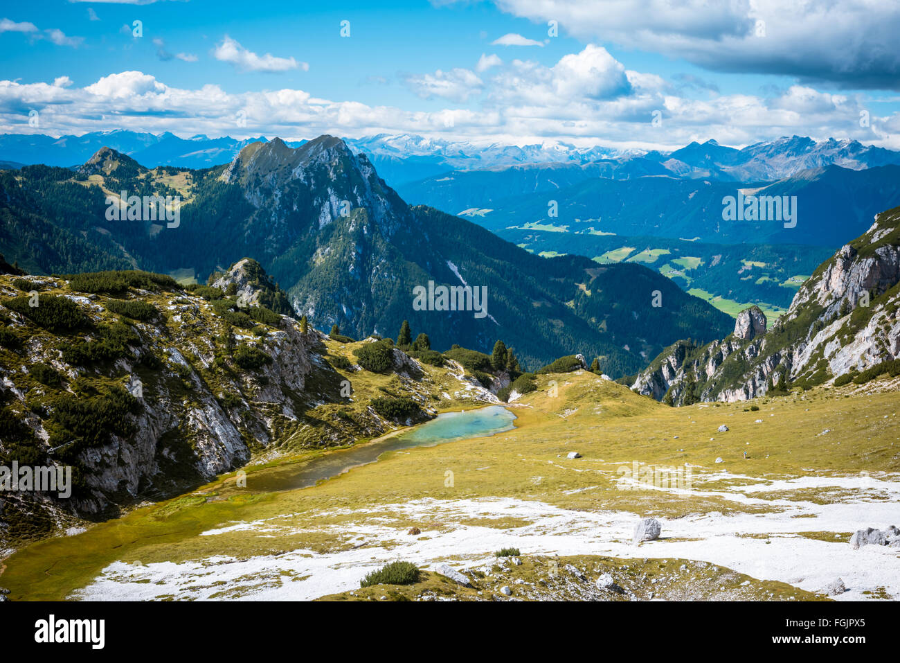 Vue panoramique sur le lac et les Dolomites italiennes Mitteralplsee Banque D'Images