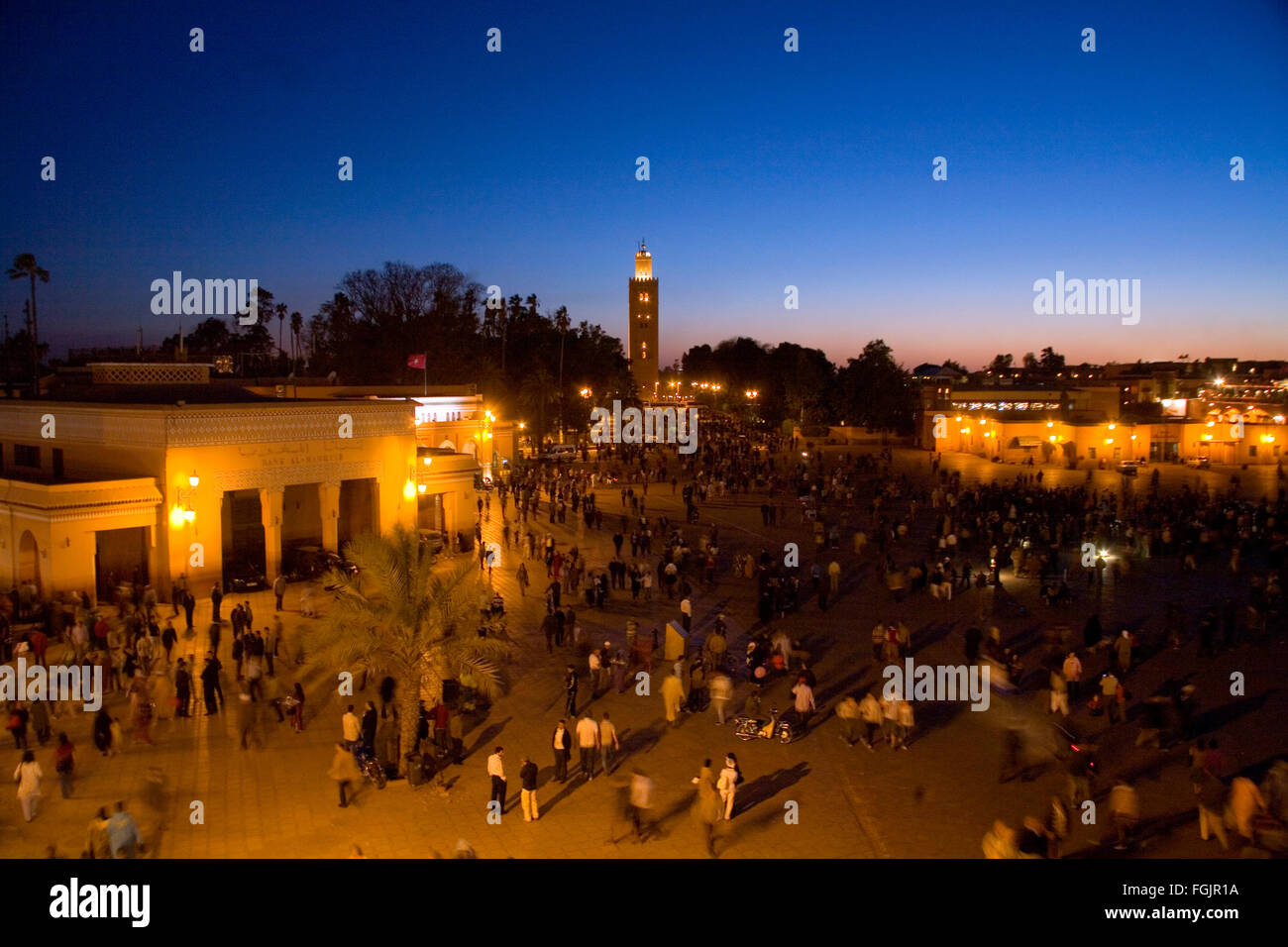La mosquée de la Koutoubia au coucher du soleil dans la place Jemaa El Fna, Marrakech . Banque D'Images