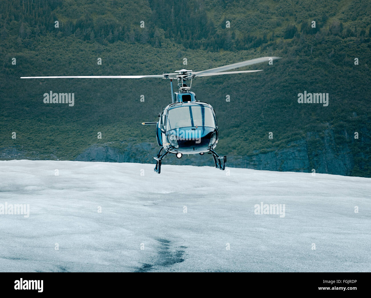 L'atterrissage d'hélicoptère mono-moteur sur un champ de glace Banque D'Images