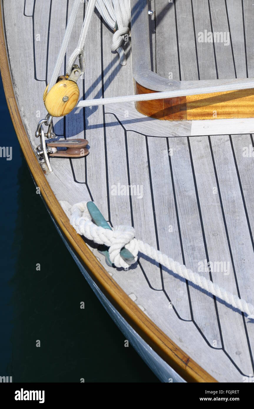 Close up de bateau en bois, cordes et amarrages Banque D'Images