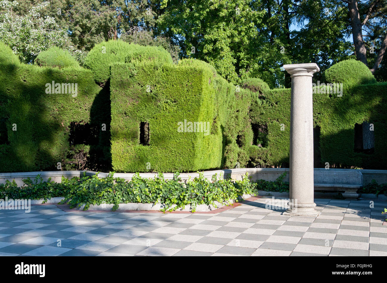 Colonne et jardin. Photo prise à Cecilio Rodriguez's Garden, le parc du Retiro, Madrid, Espagne Banque D'Images