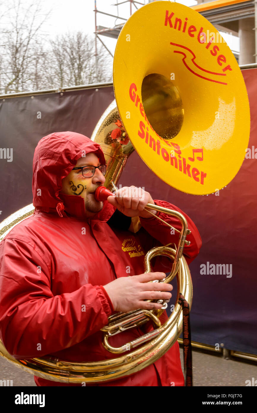 Joueur de tuba marchant sous la pluie au défilé du carnaval, Stuttgart Banque D'Images