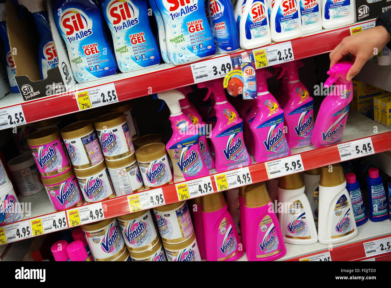 Étagères avec disparaître dans un supermarché Banque D'Images
