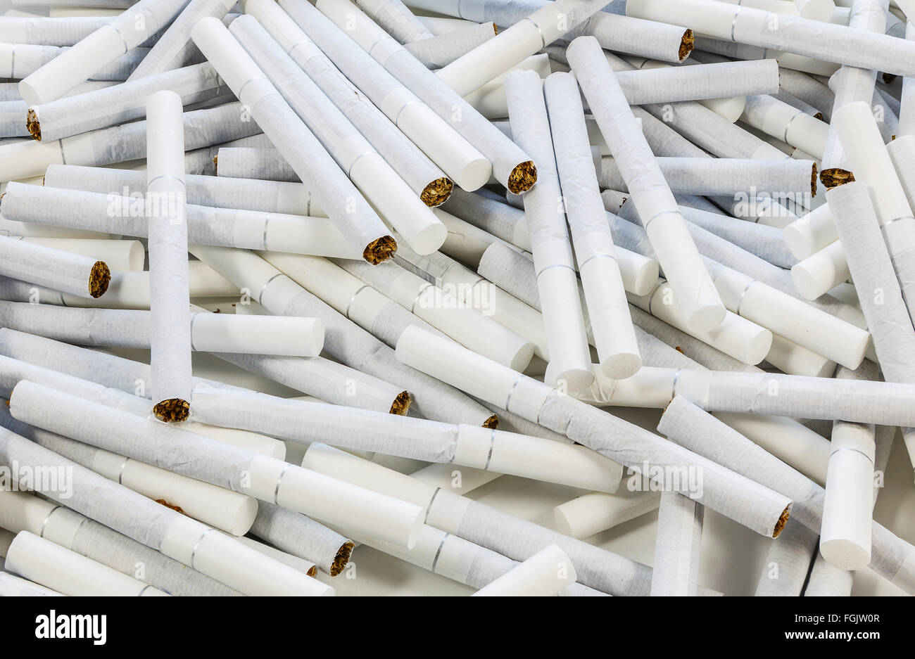 Les cigarettes avec filtre blanc éparpillés sur le sol Photo Stock