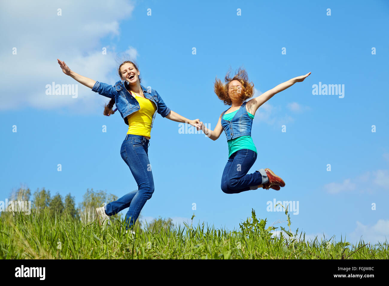Deux jeunes femmes sautant Banque D'Images