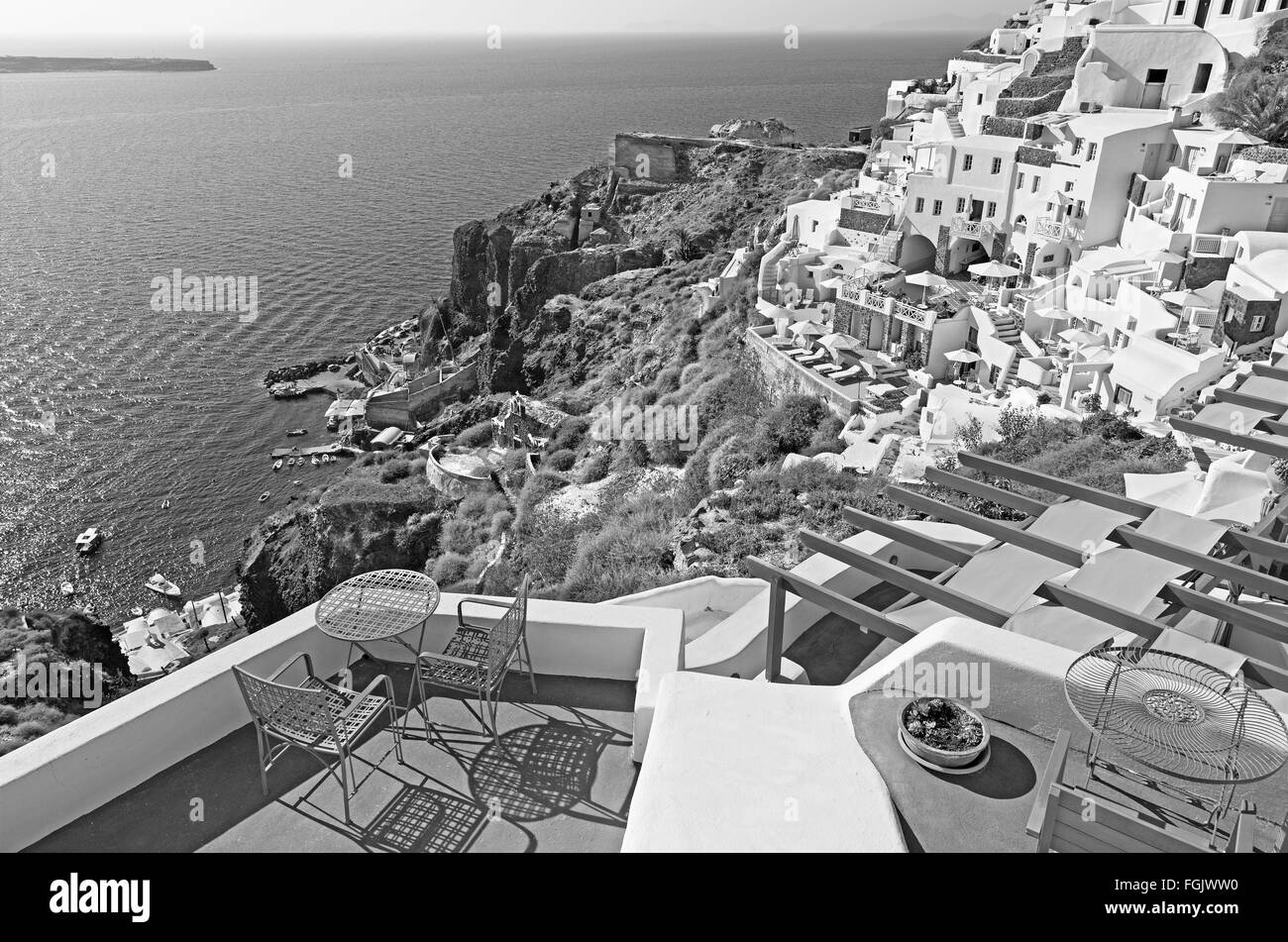 Santorin, GRÈCE - Octobre 5, 2015 : Les centres de villégiature de luxe à Oia et le port d'Amoudi. Banque D'Images