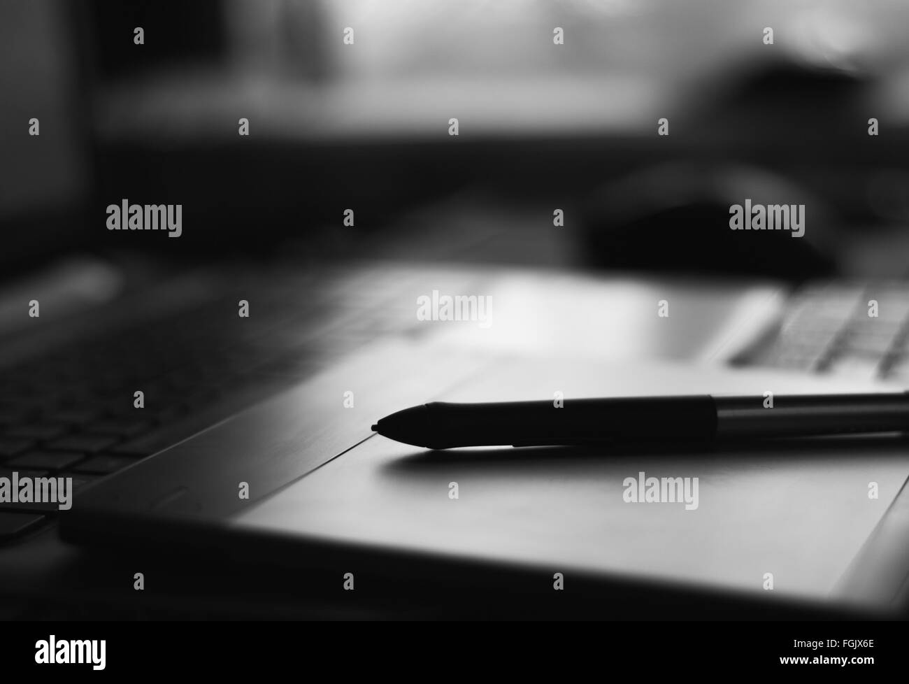 Libre d'une tablette graphique avec un stylo dans des couleurs sombres Banque D'Images