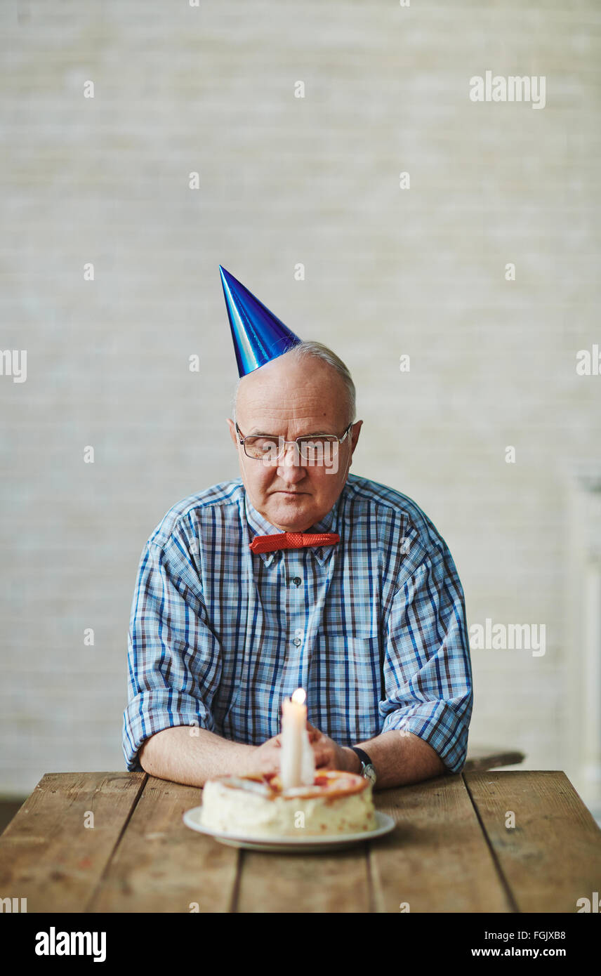 Homme Mature A La Recherche De Gateau D Anniversaire Avec Les Bougies Sur La Table Photo Stock Alamy Homme Mature A La Recherche De Gateau D Anniversaire Avec Les Bougies Sur La Table Photo Stock Alamy