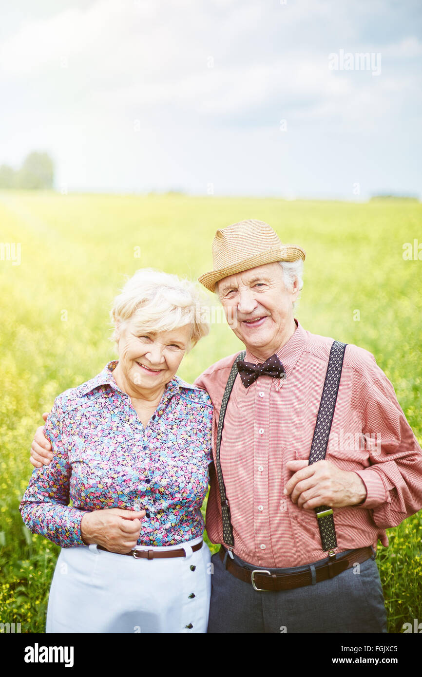 Happy senior couple looking at camera sur journée d'été Banque D'Images