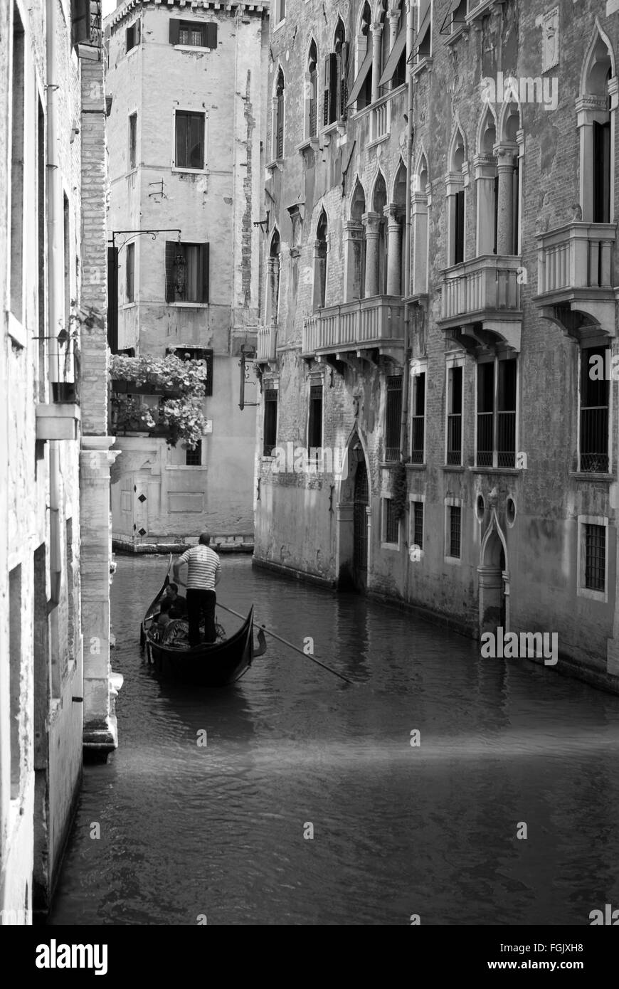 Canal de Venise. Photo montrant le gondolier et touristes dans l'un des nombreux canaux de cette ville historique Banque D'Images